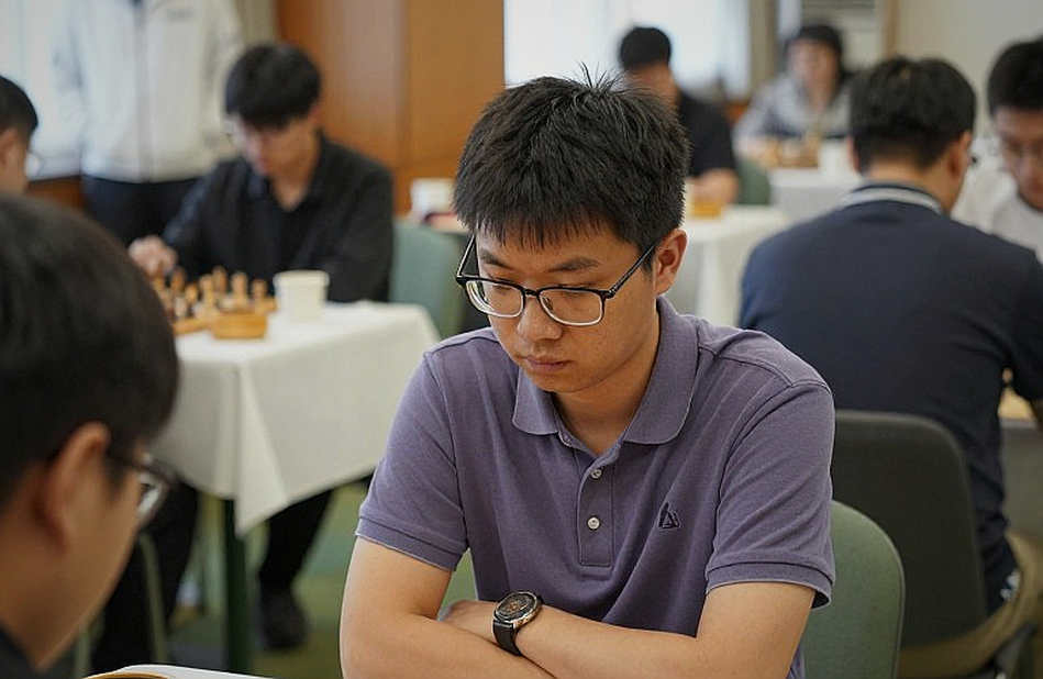 27 मिनीचर, तीन वीडियो और एक चुपचाप महंगा दावा: ChessBase Magazine #225 का ऑडिट
